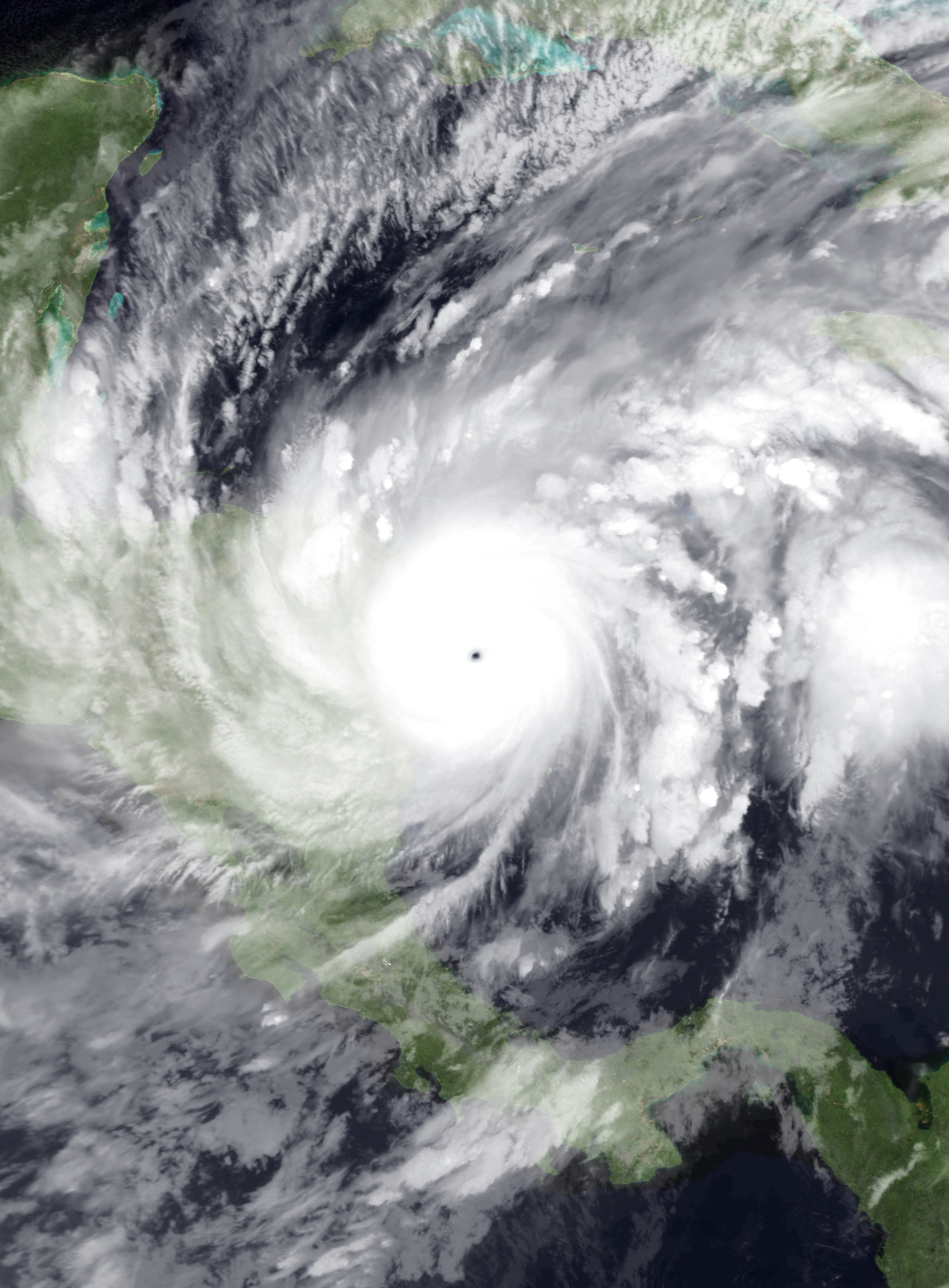 Huracán Eta con el ojo bien definido sobre el Caribe