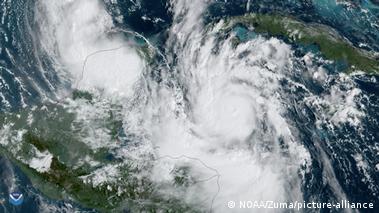 Sistemas tropicales frente a Centroamérica y la península de Yucatán