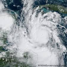 Eta y un sistema vecino frente a Centroamérica