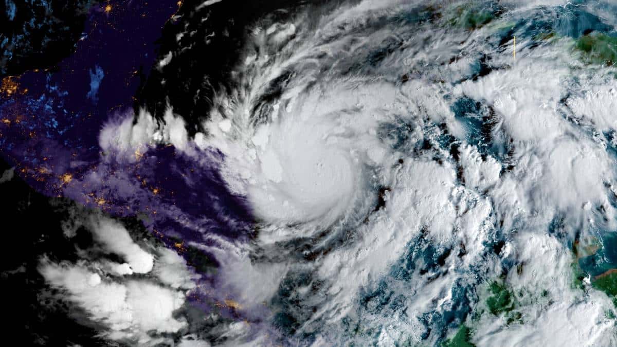 Huracán Eta de noche, aproximándose a la costa centroamericana